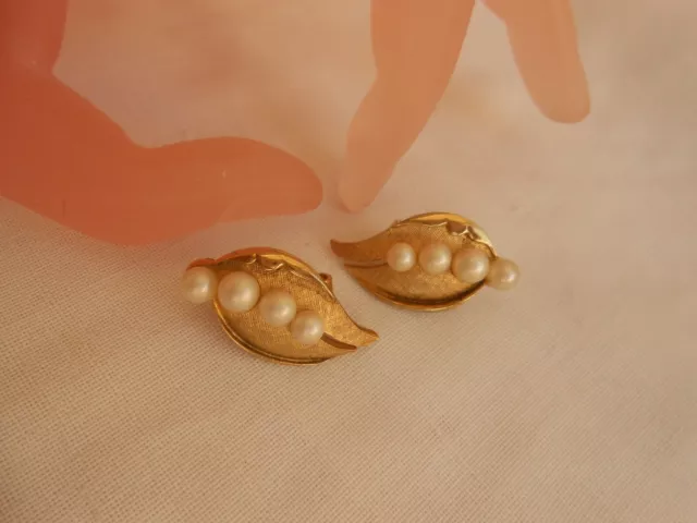 ORECCHINI firmati TRIFARI (c) con perle (finte) metallo colore oro