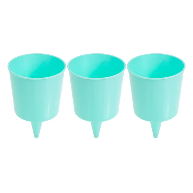 Tazza di plastica sulla spiaggia portabicchieri per bevande sabbia montagne russe
