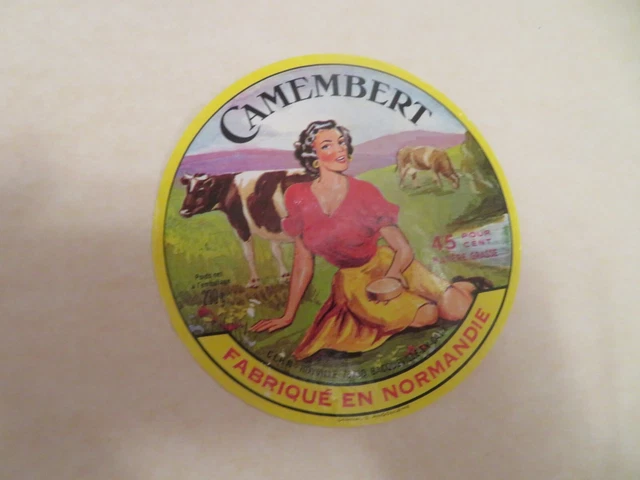 Etiquette   de fromage Camembert femme assise Vaches
