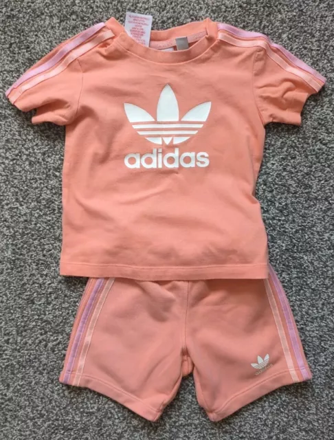 Juego de top y pantalones cortos ADIDAS para niñas de 12-18 meses de color melocotón (A540)