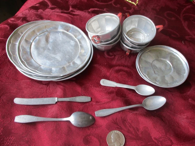 Lote vintage de platos, tazas, platillos y utensilios de aluminio para niños (20 piezas) 1950