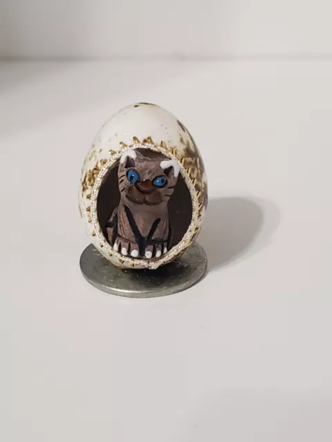 Figurine Chat dans un Oeuf de Caille