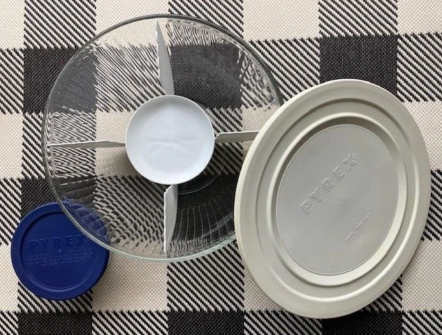Pyrex Chip & Dip Bowls 7404-S/7200A with Lids Removable Divider Pyrex Chip & Dip Bowls 7404-S/7200A with Lids Removable Divider