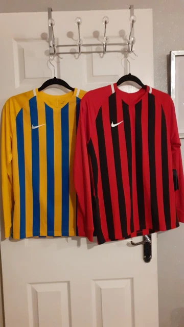 2 X Camicie a maniche lunghe da ragazzo Nike Dri Fit Football. Età 13 anni nuovo XL