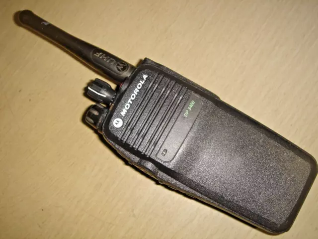 Motorola DP3400 UHF 403-470 MHz DMR batteria digitale c/w, clip da cintura e antenna #B