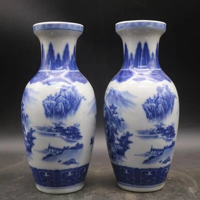 A pair of blue and white porcelain landscape vases of Qianlong in ancient China