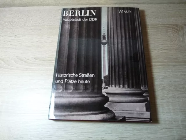 W. Volk: Berlin - Hauptstadt der DDR. Historische Straßen und Plätze heute