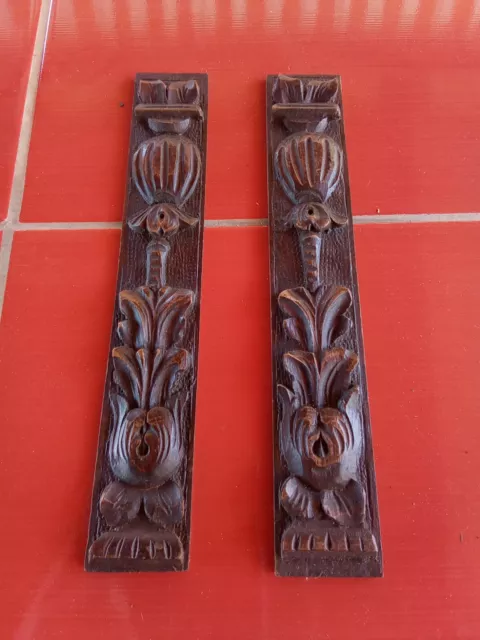 Lotto Di 2 Manufatti In Legno, Interamente Intagliati A Mano, Epoca 800.