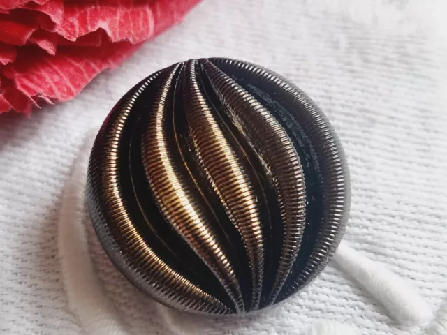 Gros bouton ancien en verre doré noir motif texturé 2,1 cm G10D