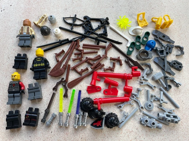 Lego: Lot de 100 mini figurines, membres, et accessoires en tout genre.