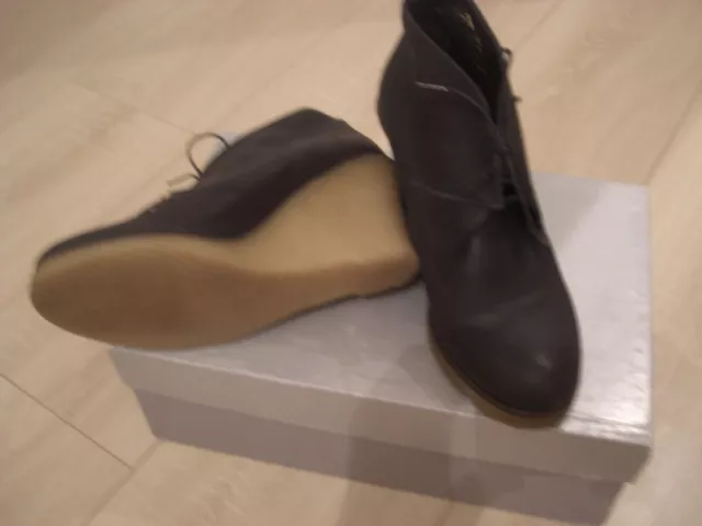 Belles Bottines Compensées Neuves en Cuir Noir de la Marque "ANDRÉ" pointure 36.