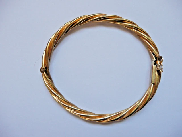 Quatre bracelets joncs identiques en or jaune, à décor gravé sur