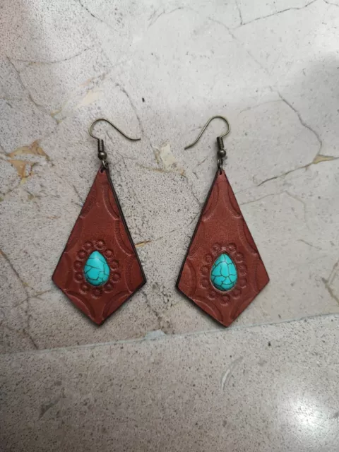 Aretes De Cuero Con Piedra Engarzada