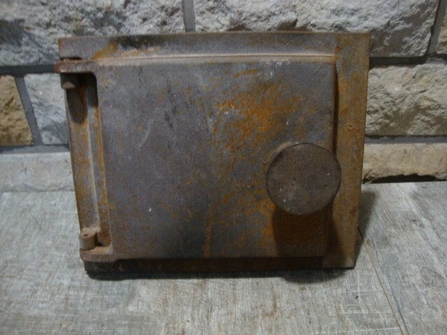 alte Ofentür Kachelofen mit Rahmen Gusseisen  Nr. 409