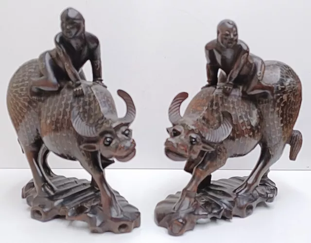Seltenes Paar antike chinesische handgeschnitzte Wasserbüffel Lao Tzu und Sun Tzu Reiten