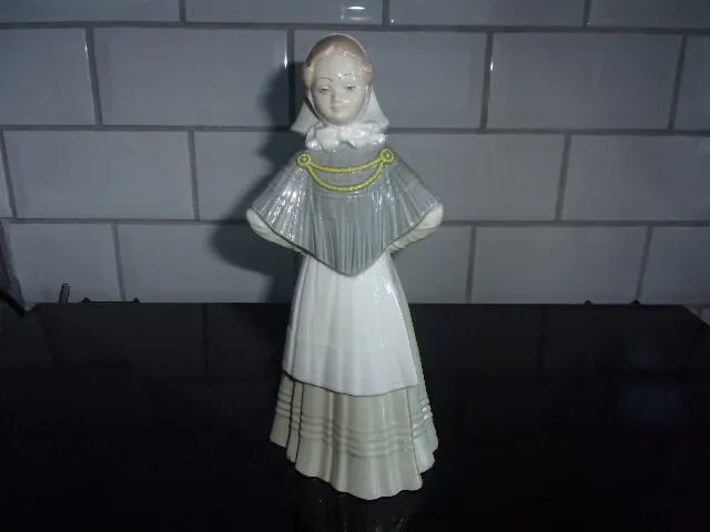 Vintage D'ART SA Handmade Beautiful Girl with Shaw and Apron Figurine (B/R1)