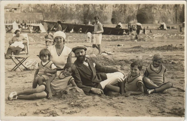 CPA AULT Family on the Beach Photo Card (18628)