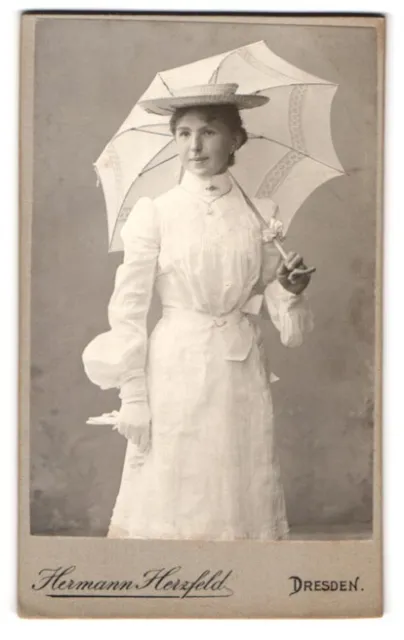 Fotografie Hermann Herzfeld, Dresden, Portrait junge Frau im weißen Kleid mit S