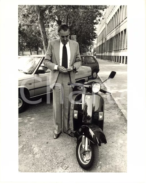1990 ca COSTUME ITALIA Mario D'URSO con la sua Vespa - Foto (2)