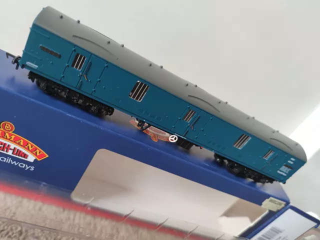 Bachmann 39-272A NKV MK1 PARCELS Coach BR Blue - BOXED