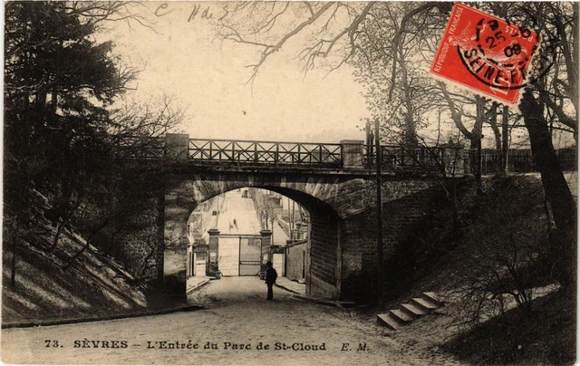 CPA SEVRES - L'Entrée du Parc de St-CLOUD (740709)