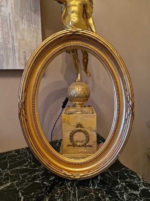 Cadre doré de style Louis xvi avec  anges en plâtres.