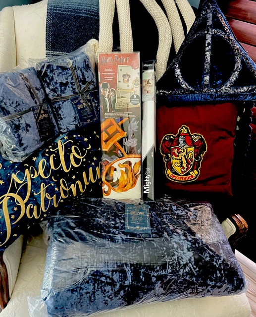 Pottery Barn Teen Full/Queen Harry Potter Magical Velvet Quilt LOT 3 pillows +++ Pottery Barn Teen Full/Queen Harry Potter Magical Velvet Quilt LOT 3 pillows +++