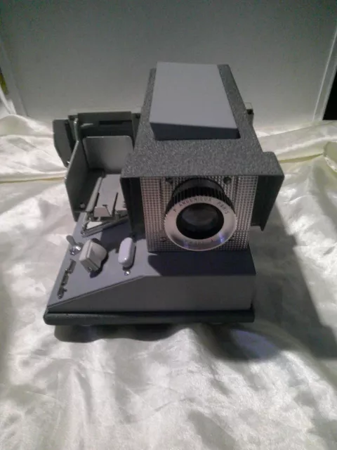 Visio est un projecteur 24x36 mm, DIY, analogique et mobile
