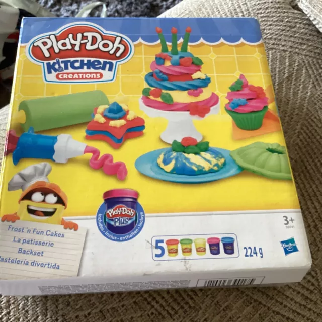 Hasbro Play-Doh Kitchen Creations Frost N Fun Cakes Set