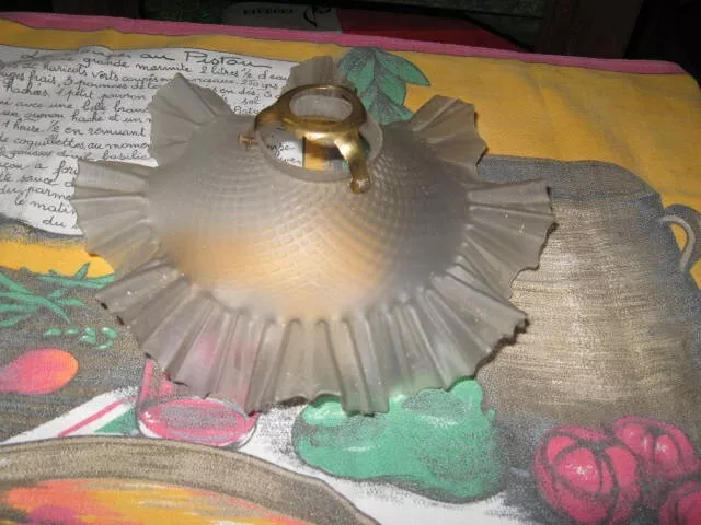 abat-jour ancien juponné, verre opaque, diamètre 23 cm, BE, + griffe en laiton