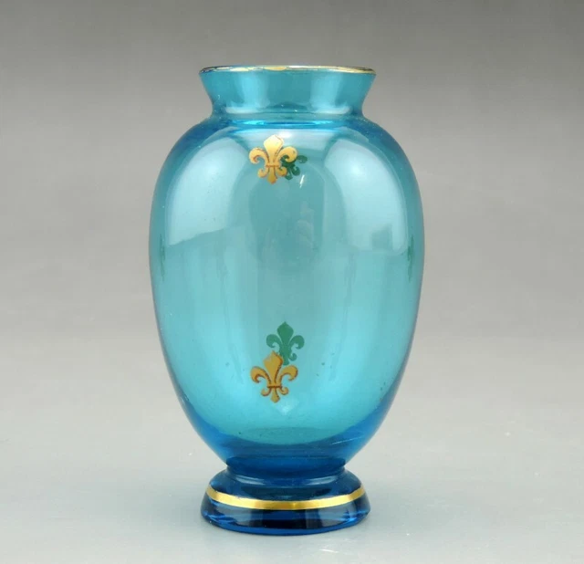 jolie vase balustre en verre bleu à décor de motifs or