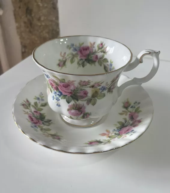 Belle Tasse A The En Porcelaine Anglaise Royal Albert "Moss Rose" Avec Soucoupe