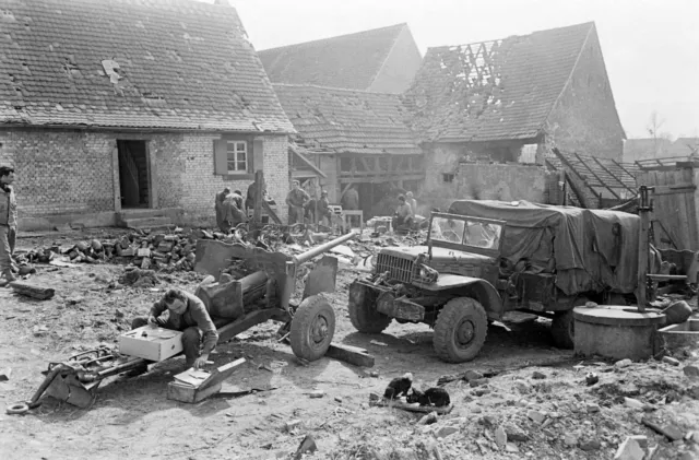 WW2 WWII Photo World War Two / French Soldiers in Germany in 1945 3rd French