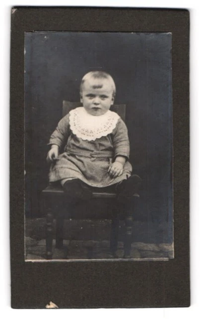 Fotografie unbekannter Fotograf und Ort, Kleines Mädchen im karierten Kleid mit