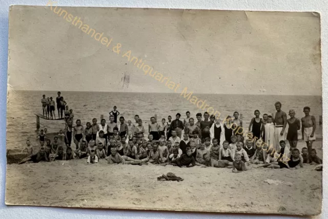 orig. Foto AK Personen beim Baden am Strand um 1910 Badeanzug