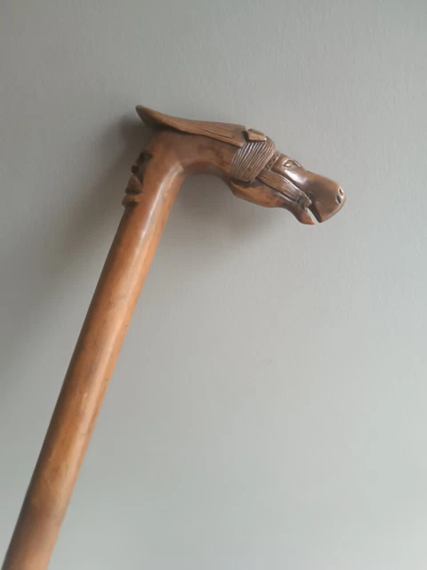 Ancien coffre de mariage sculpté Art Populaire Savoie 18ème