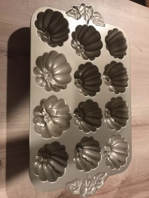 Nordic Ware PUMPKIN PATCH PAN 12 Muffin Mold Cupcakes Baking Cast Aluminum USA