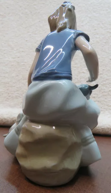 Lladro Spanien: Porzellan Figur "Mädchen spielt mit zwei Welpen" 3