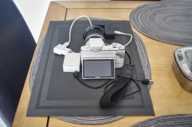 Samsung NX NX300 20.3MP Digitalkamera - Weiß (Kit mit OIS i-Function 18-55mm...