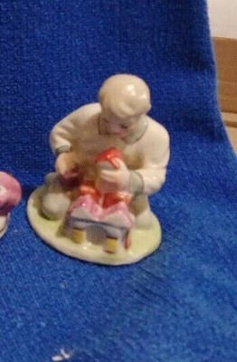 statuina   di capodimonte bimba con cesta di frutta h.cm 17 leggi 