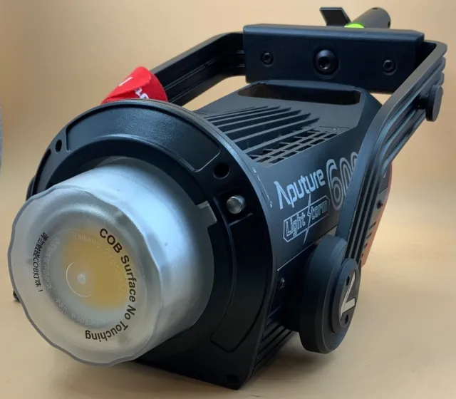 Luz diurna profesional Aputure Light Storm LS-600D montaje en V (APE0126A2C)