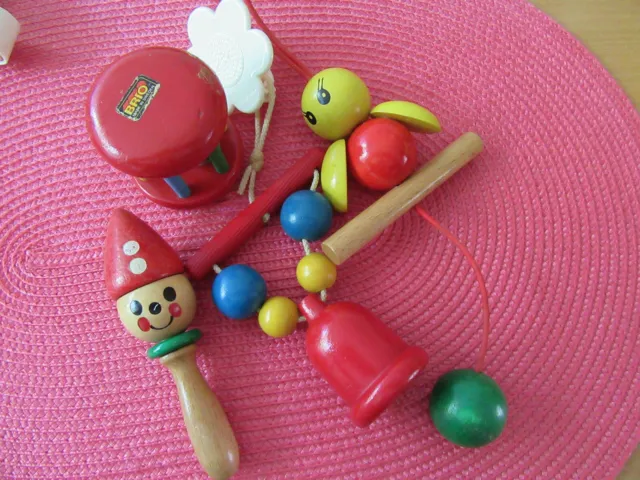 Baby, Holzspielzeug, Greif- Beissspielzeug, Rassel, Brio Rolle und Wagenanhänger