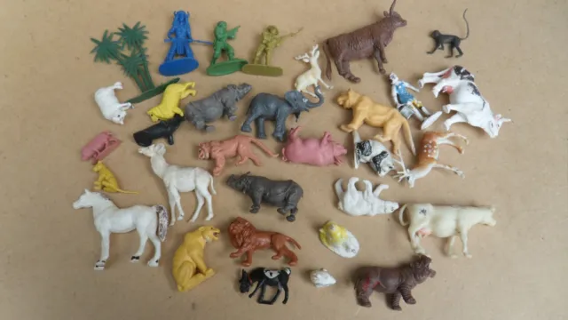 lot 32 figurines animaux personnages / arbre   HONG KONG    plastique
