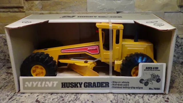 rare NIB 1977 vintage Nylint Husky Grader 7950 Road Construction Tractor USA