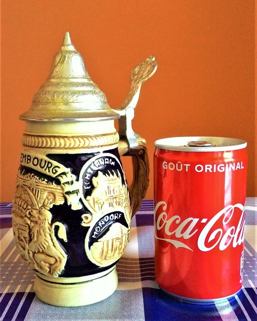 Antigua Jarra De Cerveza Alemana Con Dibujos En Relieve Y Con Tapa De Zinc 2