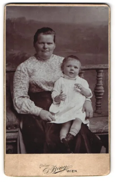 Fotografie Siegmund Bing, Wien, Goldschmidgasse 4, Frau mit Kleinkind auf demm