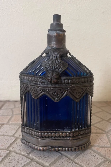 Magnifique petite poire à poudre de poche sculptée et ajourée