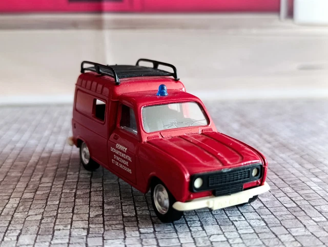 SOLIDO 1/17 SUPERBE RENAULT 4CV POMPIERS EN BON ETAT DANS SA