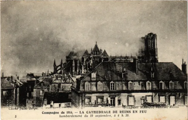 CPA AK Militaire - The Cathedral of Reims on Fire (697835)