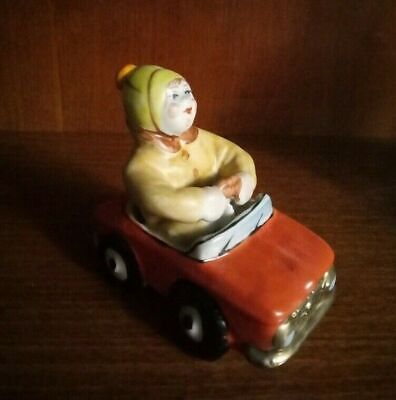Niño soviético de la URSS en un coche de juguete Figurilla de porcelana...